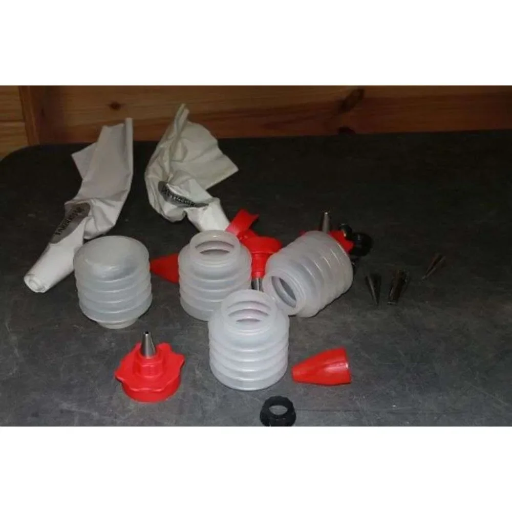 Farberware Cake Decorating Icing Bag Set.